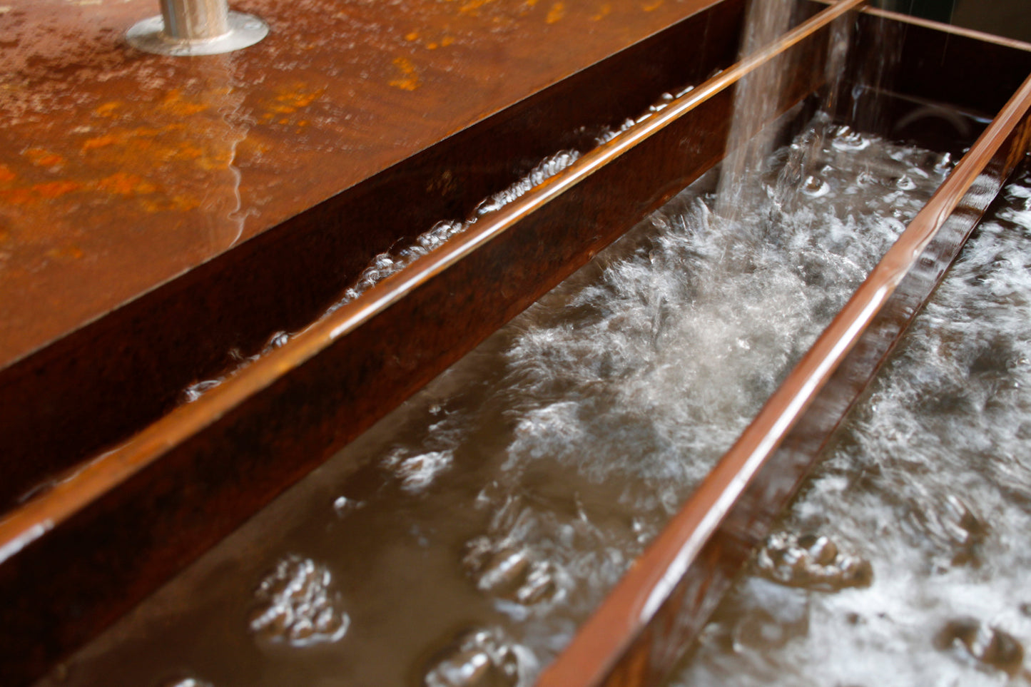 Brunnen aus Stahl im Rostlook